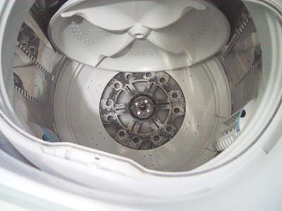 ワセリンや軟膏の汚れが溜まる。洗濯機、洗濯槽の底の汚れ　ワセリン洗濯