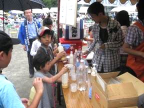 手づくり石鹸体験 水と石けんの素を入れている様子