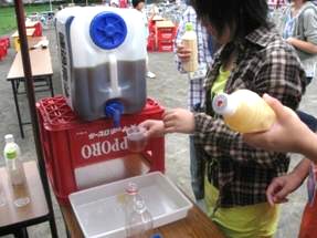手づくり石鹸体験 振る様子