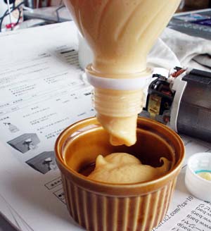 手作り石けんを容器に移す。
