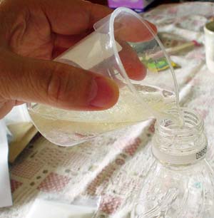 ペットボトルに、廃油と水、手作り石けんの素(粉末)を
