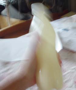 手作り石けん、よく振って混ぜます。