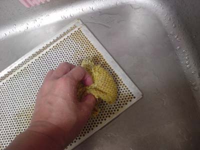 油汚れの換気扇フィルターを手作り石鹸で掃除しました。