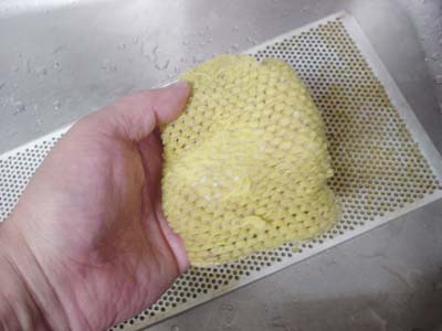 手作り石鹸を入れたスポンジ